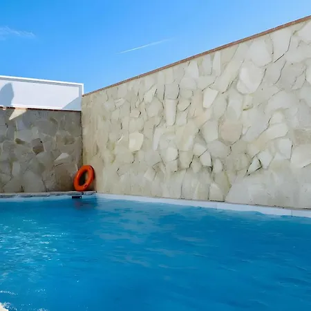 Amplio Con Piscina Privada Terraza Y Barbacoa Cerca Del Pueblo